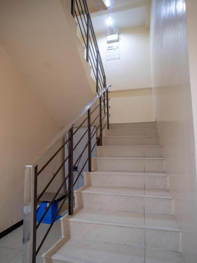 Oyo 697 Obrero Suites Davao Екстер'єр фото