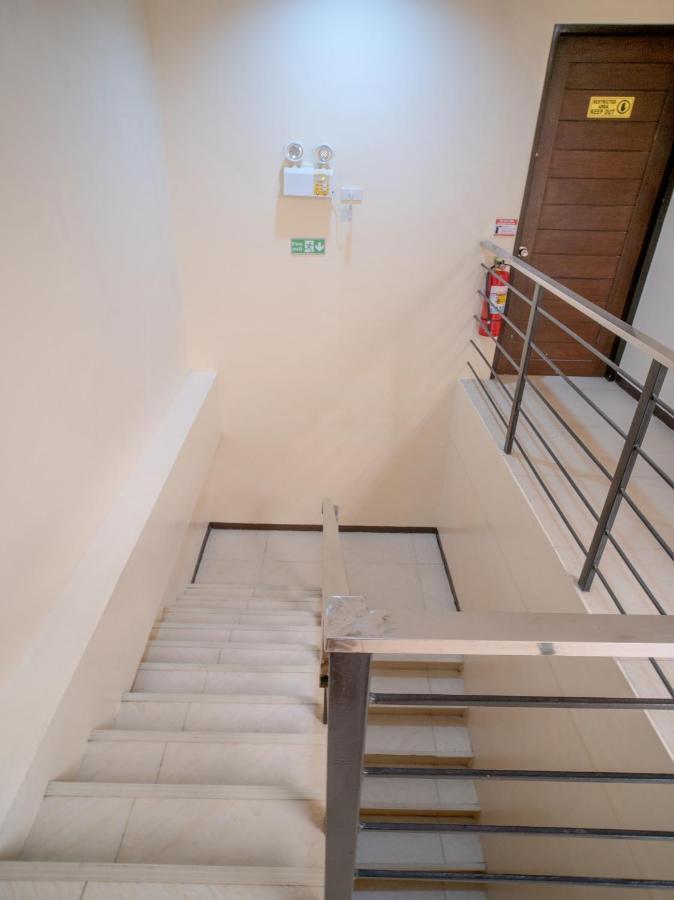 Oyo 697 Obrero Suites Davao Екстер'єр фото